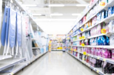 Soyut bulanık süpermarket ve raflardaki pek çok ürün, süpermarketteki arkaplan resmi, düzenli bir ekran için raflara çeşitli ürünler yerleştiriliyor..