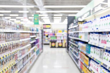Soyut bulanık süpermarket ve raflardaki pek çok ürün, süpermarketteki arkaplan resmi, düzenli bir ekran için raflara çeşitli ürünler yerleştiriliyor..