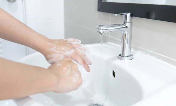 男性は 呼吸器系の細菌やウイルスをクリアするためにシンクに手を洗っています 衛生と世界中に普及しているCovid 19の普及を減少させます 衛生コンセプト — ストック写真