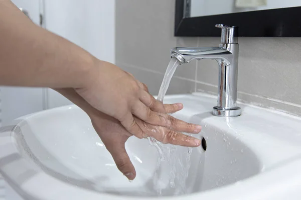 Homens Estão Lavando Mãos Nas Pias Para Limpar Bactérias Respiratórias — Fotografia de Stock