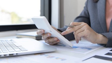 Muhasebe işkadınları, şirketin ilerlemesi ve büyümesine, mali ve vergi sistemleri kavramına adanmış gelir-gider hesapları ve emlak yatırım verilerini analiz ediyorlar..