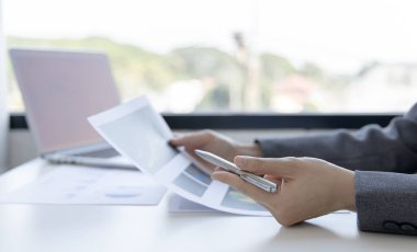 Finansal iş kadınları, kâr ve büyüme, piyasa araştırma raporları ve gelir istatistikleri, Finansal ve Muhasebe kavramı yaratmak için şirketin performansının grafiğini analiz ediyor.