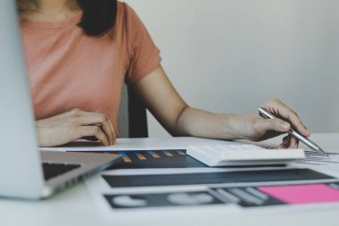 Muhasebe işkadınları, şirketin ilerlemesi ve büyümesine, mali ve vergi sistemleri kavramına adanmış gelir-gider hesapları ve emlak yatırım verilerini analiz ediyorlar..