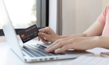 Çevrimiçi ürün alımı, İş kadını online alışveriş, alışveriş ve posta, kredi kartı çevrimiçi güvenlik, çevrimiçi alışveriş konsepti yapmak için kredi kartlarıyla dizüstü bilgisayarı kullanır.