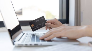 Çevrimiçi ürün alımı, İş kadını online alışveriş, alışveriş ve posta, kredi kartı çevrimiçi güvenlik, çevrimiçi alışveriş konsepti yapmak için kredi kartlarıyla dizüstü bilgisayarı kullanır.