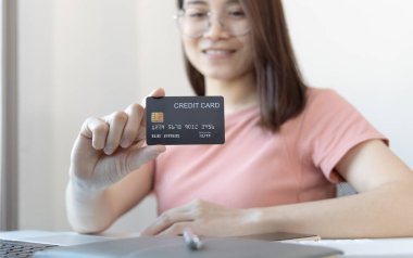 Asyalı kadınlar çevrimiçi alımlar, kredi kartı veya çevrimiçi bankacılık, alışveriş ve posta, kredi kartı çevrimiçi güvenlik kartı yoluyla ödeme yapmak için kredi kartı kullanıyorlar.