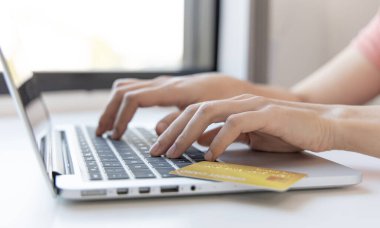 Çevrimiçi ürün alımı, İş kadını online alışveriş, alışveriş ve posta, kredi kartı çevrimiçi güvenlik, çevrimiçi alışveriş konsepti yapmak için kredi kartlarıyla dizüstü bilgisayarı kullanır.