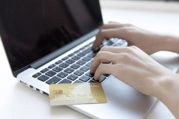 オンライン製品の購入 ビジネスマンの女性は オンライン購入を行うためにクレジットカードを経由してノートパソコンのレジスタを使用します ショッピングとメール クレジットカードオンラインセキュリティ オンラインショッピングの概念 — ストック写真
