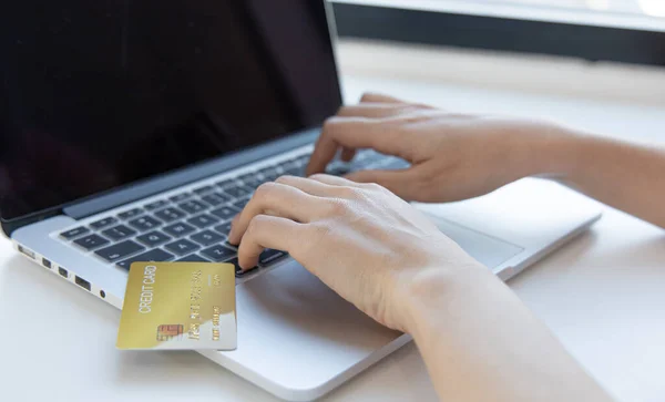 Zakup Produktu Online Businesswoman Używać Laptopa Rejestr Pomocą Kart Kredytowych — Zdjęcie stockowe