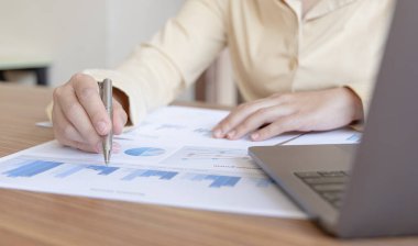 Finansal iş kadınları, kâr ve büyüme, piyasa araştırma raporları ve gelir istatistikleri, Finansal ve Muhasebe kavramı yaratmak için şirketin performansının grafiğini analiz ediyor.