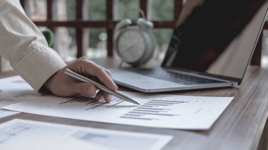 Finansal iş kadınları, kâr ve büyüme, piyasa araştırma raporları ve gelir istatistikleri, Finansal ve Muhasebe kavramı yaratmak için şirketin performansının grafiğini analiz ediyor.