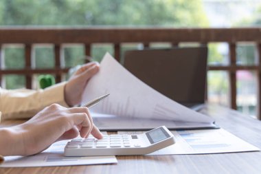 Finans işkadını kurumsal gelir verilerini hesaplıyor ve büyüme ve ilerleme ile iyi durumda olan finansal hisse senetlerinin grafiklerini analiz ediyor, finans ve muhasebe sektörlerine yatırım yapıyor..