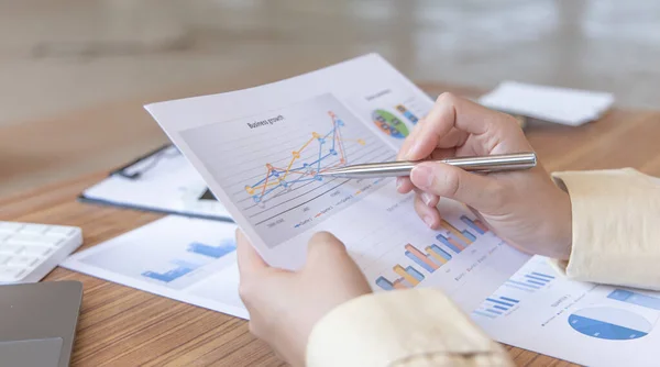 Pénzügyi Üzletasszonyok Elemzik Vállalat Teljesítményének Grafikonját Hogy Nyereséget Növekedést Hozzanak — Stock Fotó