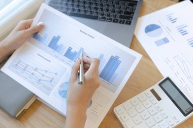 Finansal iş kadınları, kâr ve büyüme, piyasa araştırma raporları ve gelir istatistikleri, Finansal ve Muhasebe kavramı yaratmak için şirketin performansının grafiğini analiz ediyor.