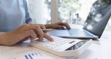 Finans veya muhasebe uzmanları, şirketin gelir-gider grafiğini analiz etmek için dizüstü bilgisayar kullanarak, oda konseptinde çalışan yönetici ve ortaklara, iş kadınlarına sunuma hazırlanıyorlar..