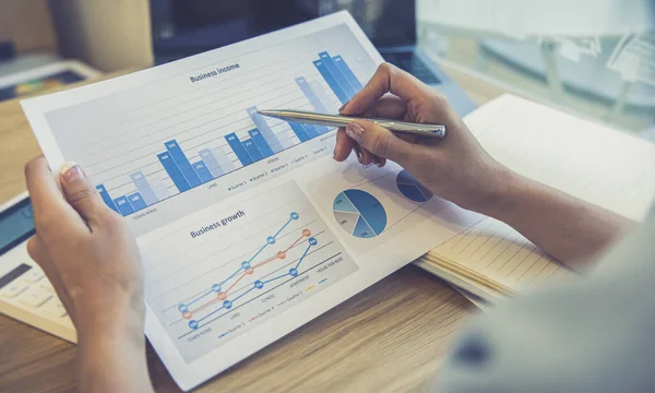 女金融业者分析公司业绩图表 以创造利润和增长 市场研究报告和收入统计 金融和会计概念 — 图库照片