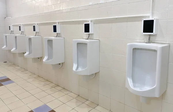Wit Urinoir Design Close Rij Urinoirs Mannen Openbaar Toilet Verwijdering — Stockfoto