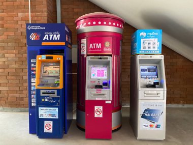 Otomatik Teller Makineleri (ATM), müşterilerin, finansal işlemlerin veya bankacılığın kolaylığı için çeşitli renk çekme makineleri sağlanmaktadır, Chiangmai-THAILAND: 2 Şubat 2021