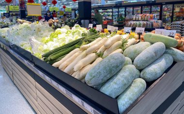 Tesco lotus, THAILAND- 3 Şubat 2021: Taze sebze ve meyvelerin geniş çeşitliliği düzgünce raflarda, büyük süpermarketlerde ve Taylandlılar arasında popülerdir..