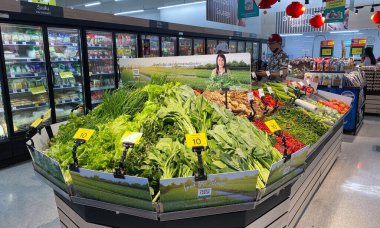 Tesco lotus, THAILAND- 3 Şubat 2021: Taze sebze ve meyvelerin geniş çeşitliliği düzgünce raflarda, büyük süpermarketlerde ve Taylandlılar arasında popülerdir..