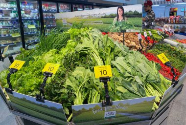 Tesco lotus, THAILAND- 3 Şubat 2021: Taze sebze ve meyvelerin geniş çeşitliliği düzgünce raflarda, büyük süpermarketlerde ve Taylandlılar arasında popülerdir..