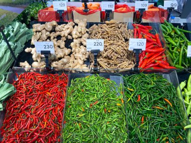 Tesco lotus, THAILAND- 3 Şubat 2021: Taze sebze ve meyvelerin geniş çeşitliliği düzgünce raflarda, büyük süpermarketlerde ve Taylandlılar arasında popülerdir..