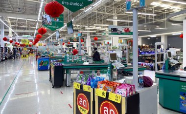 Tesco Lotus, THAILAND - 3 Şubat 2021: Yiyecek, kuru gıda, kozmetik ve elektrikli aletler gibi ürünlerin raflarına, Tayland 'ın önde gelen mağazaları.
