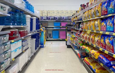 Tesco Lotus, THAILAND - 3 Şubat 2021: Yiyecek, kuru gıda, kozmetik ve elektrikli aletler gibi ürünlerin raflarına, Tayland 'ın önde gelen mağazaları.