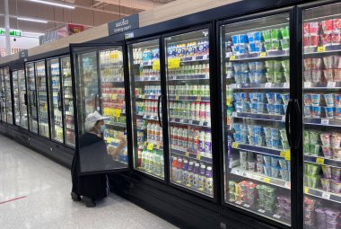 Tesco Lotus, THAILAND - 3 Şubat 2021: Yiyecek, kuru gıda, kozmetik ve elektrikli aletler gibi ürünlerin raflarına, Tayland 'ın önde gelen mağazaları.