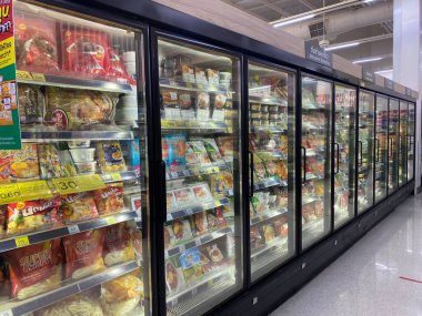 Tesco Lotus, THAILAND - 3 Şubat 2021: Yiyecek, kuru gıda, kozmetik ve elektrikli aletler gibi ürünlerin raflarına, Tayland 'ın önde gelen mağazaları.