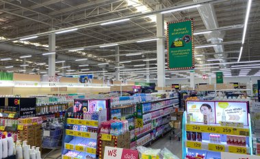 Tesco Lotus, THAILAND - 3 Şubat 2021: Yiyecek, kuru gıda, kozmetik ve elektrikli aletler gibi ürünlerin raflarına, Tayland 'ın önde gelen mağazaları.