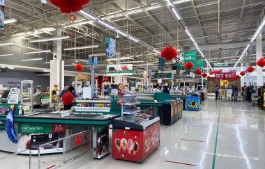 Tesco Lotus, THAILAND - 3 Şubat 2021: Yiyecek, kuru gıda, kozmetik ve elektrikli aletler gibi ürünlerin raflarına, Tayland 'ın önde gelen mağazaları.