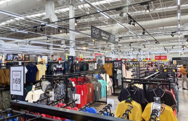 Tesco Lotus, THAILAND - 3 Şubat 2021: Yiyecek, kuru gıda, kozmetik ve elektrikli aletler gibi ürünlerin raflarına, Tayland 'ın önde gelen mağazaları.