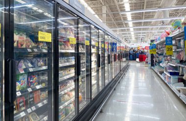 Tesco Lotus, THAILAND - 3 Şubat 2021: Yiyecek, kuru gıda, kozmetik ve elektrikli aletler gibi ürünlerin raflarına, Tayland 'ın önde gelen mağazaları.