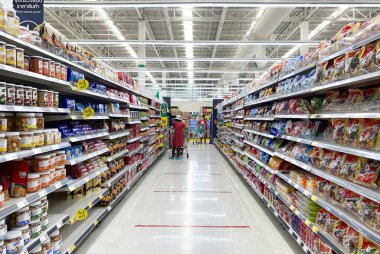 Tesco Lotus, THAILAND - 3 Şubat 2021: Yiyecek, kuru gıda, kozmetik ve elektrikli aletler gibi ürünlerin raflarına, Tayland 'ın önde gelen mağazaları.