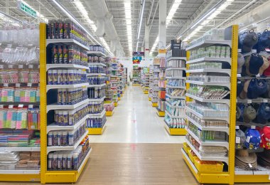 Tesco Lotus, THAILAND - 3 Şubat 2021: Yiyecek, kuru gıda, kozmetik ve elektrikli aletler gibi ürünlerin raflarına, Tayland 'ın önde gelen mağazaları.