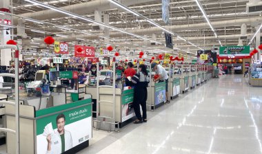 Tesco Lotus, THAILAND - 3 Şubat 2021: Yiyecek, kuru gıda, kozmetik ve elektrikli aletler gibi ürünlerin raflarına, Tayland 'ın önde gelen mağazaları.