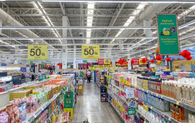 Tesco Lotus, THAILAND - 3 Şubat 2021: Yiyecek, kuru gıda, kozmetik ve elektrikli aletler gibi ürünlerin raflarına, Tayland 'ın önde gelen mağazaları.