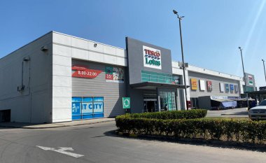 Tesco Lotus-Chiangmai, THAILAND 2 Şubat 2021: Tayland 'ın önde gelen mağazaları taze ve kuru yiyecek, giysi, elektrikli aletler ve çok daha fazlası gibi ihtiyacınız olan her şeyi sunuyor.