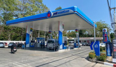 Chiangmai, Tayland-2 Şubat 2021: Tayland 'daki PTT büyük petrol servis istasyonu, motorlar ve arabalar için yakıt ve benzin istasyonları, uzun mesafeli araçlar için motor dinlenme istasyonları, petrol istasyonu.