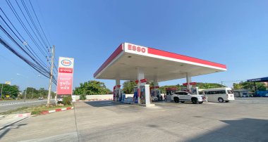 Chiangmai, Tayland-2 Şubat 2021: Tayland 'daki ESSO büyük petrol servis istasyonu, motorlar ve arabalar için yakıt ve benzin istasyonları, uzun mesafeli araçlar için motor dinlenme istasyonları, petrol istasyonu.