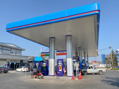 Chiangmai, Tayland-2 Şubat 2021: Tayland 'daki PTT büyük petrol servis istasyonu, motorlar ve arabalar için yakıt ve benzin istasyonları, uzun mesafeli araçlar için motor dinlenme istasyonları, petrol istasyonu.