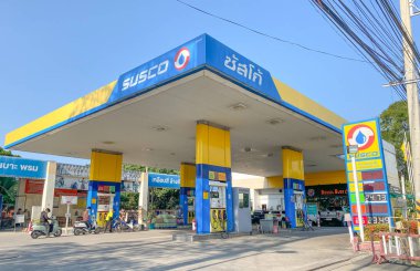 Chiangmai, Tayland-2 Şubat 2021: Tayland 'daki Susco büyük petrol servis istasyonu, motorlar ve arabalar için yakıt ve benzin istasyonları, uzun mesafeli araçlar için motor dinlenme istasyonları, petrol istasyonu.