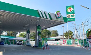 Chiangmai, Tayland-2 Şubat 2021: Tayland 'daki PT büyük petrol servis istasyonu, motorlar ve arabalar için yakıt ve benzin istasyonları, uzun mesafeli araçlar için motor dinlenme istasyonları, petrol istasyonu.