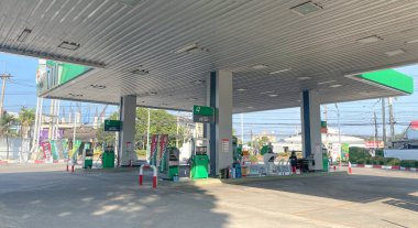Chiangmai, Tayland-2 Şubat 2021: Tayland 'daki PT büyük petrol servis istasyonu, motorlar ve arabalar için yakıt ve benzin istasyonları, uzun mesafeli araçlar için motor dinlenme istasyonları, petrol istasyonu.