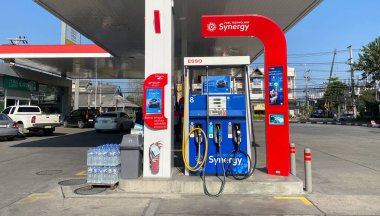 Chiangmai, Tayland-2 Şubat 2021: Tayland 'daki ESSO büyük petrol servis istasyonu, motorlar ve arabalar için yakıt ve benzin istasyonları, uzun mesafeli araçlar için motor dinlenme istasyonları, petrol istasyonu.