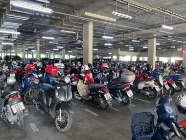 Chiangmai, THAILAND- 3 Şubat 2021: Sıcak güneş ışığından korunmak ve araba ve motosiklet hırsızlığını korumak için AVM 'deki park yeri.