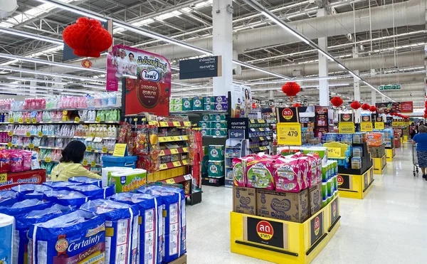 Tesco Lotus Thailand Februari 2021 Consumptieartikelen Worden Schappen Geplaatst Van — Stockfoto