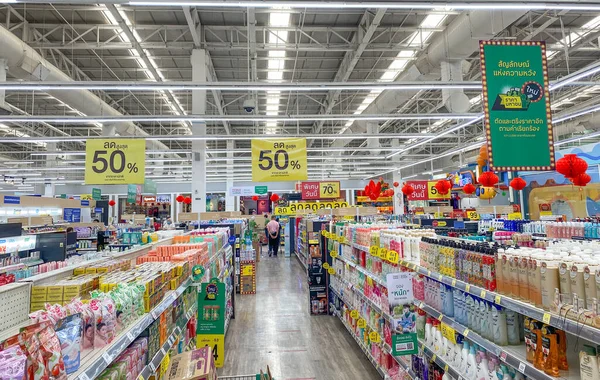 Tesco Lotus Thailand Februari 2021 Consumptieartikelen Worden Schappen Geplaatst Van — Stockfoto