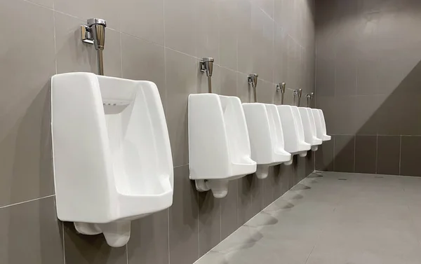 Diseño Urinarios Blancos Los Hombres Cerca Fila Urinarios Aire Libre — Foto de Stock